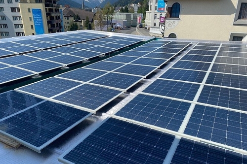 最新の会社の事例について SABICとSOLARGEが軽量円形ソーラーパネルの開発と商品化を展示